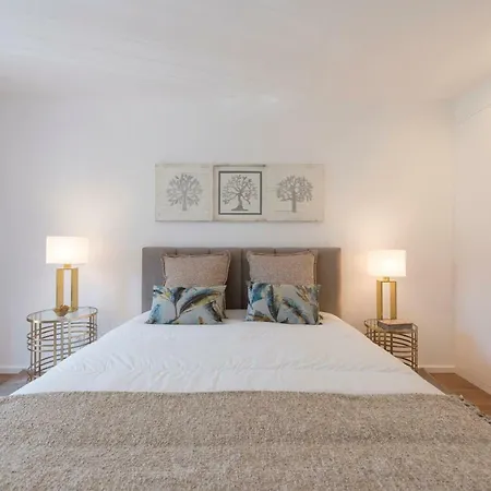 Lovelystay - Downtown Balcony Apartment With Free Parking OOporto Esterno foto