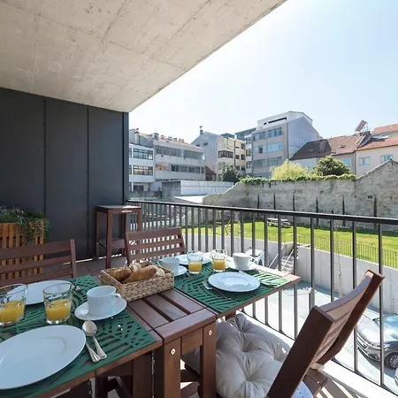 Lovelystay - Downtown Balcony Apartment With Free Parking OOporto Esterno foto