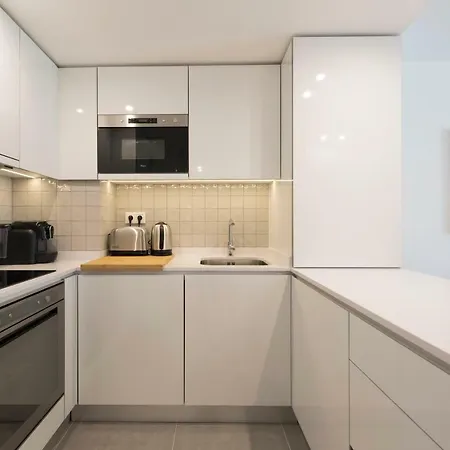 Lovelystay - Downtown Balcony Apartment With Free Parking OOporto Esterno foto