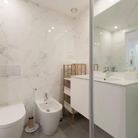 Lovelystay - Downtown Balcony Apartment With Free Parking OOporto Esterno foto