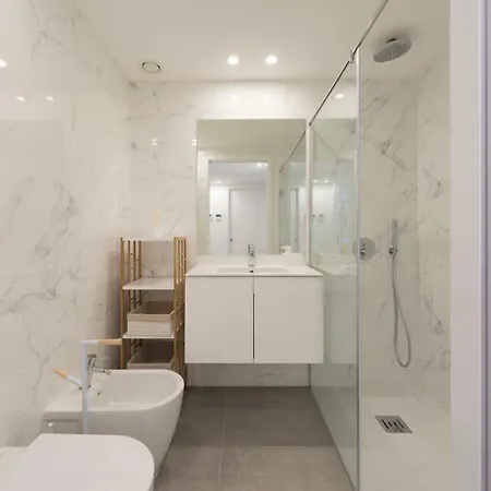 Lovelystay - Downtown Balcony Apartment With Free Parking OOporto Esterno foto