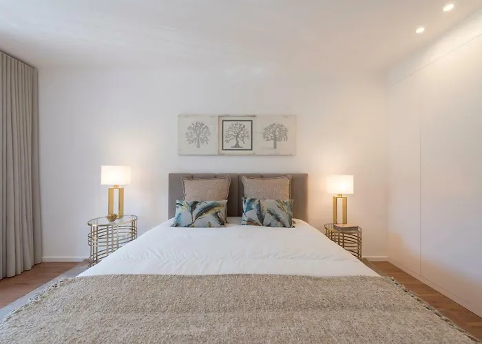 Lovelystay - Downtown Balcony Apartment With Free Parking