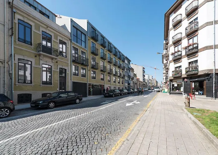 Lovelystay - Downtown Balcony Apartment With Free Parking