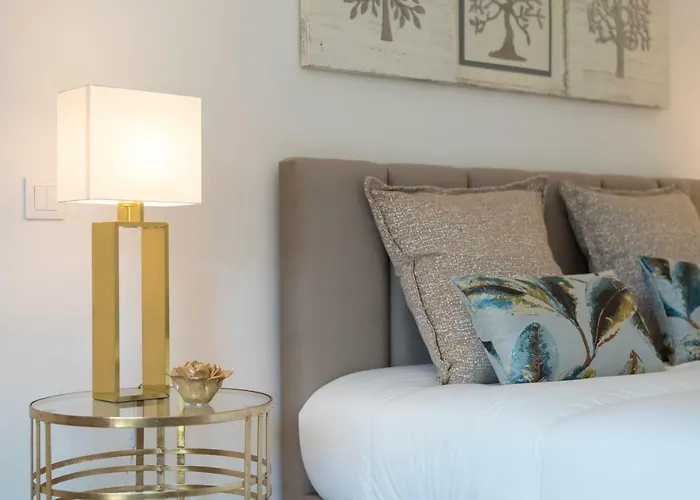 Lovelystay - Downtown Balcony Apartment With Free Parking